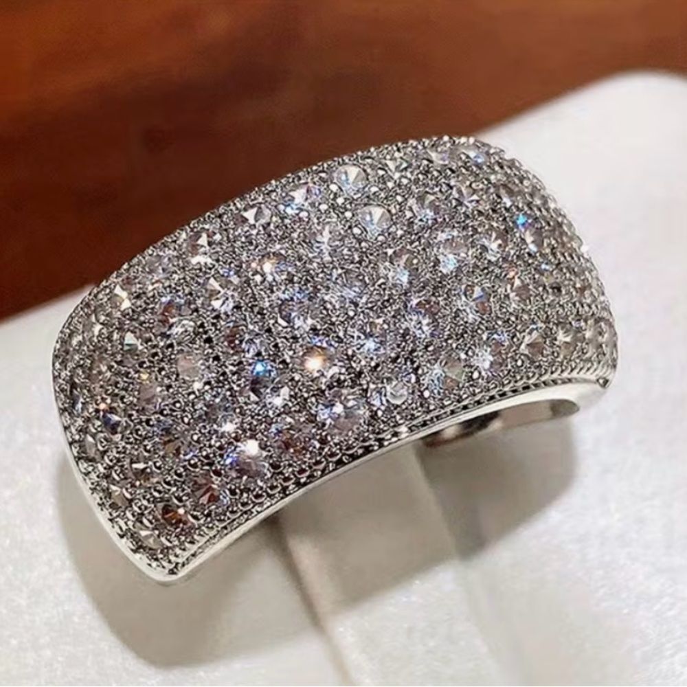 💕 Elegant Silver Band with rows of Swarovski Crystals Women's Ring 💕 - Picture 7 of 9